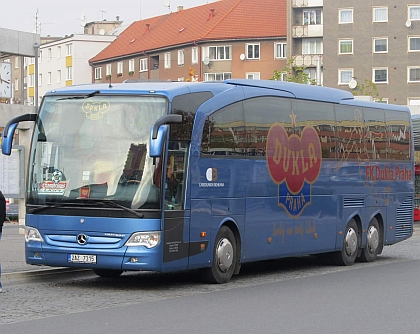 Téma autobusů s polepy sportovních klubů zaujalo