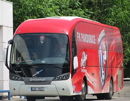 Téma autobusů s polepy sportovních klubů zaujalo