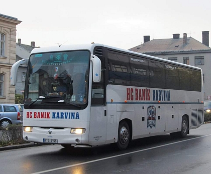 Téma autobusů s polepy sportovních klubů zaujalo