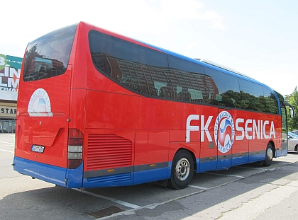 Téma autobusů s polepy sportovních klubů zaujalo