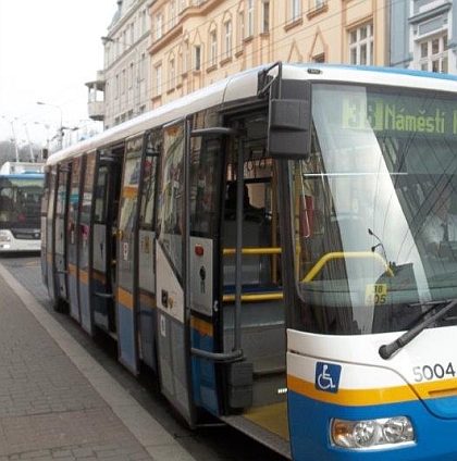 Cestujícím v elektrobusu SOR na lince 38 v Ostravě