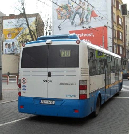 Cestujícím v elektrobusu SOR na lince 38 v Ostravě