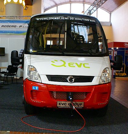 Dva malokapacitní autobusy nástavbáře Rošero-P, elektrobus a autobus na CNG