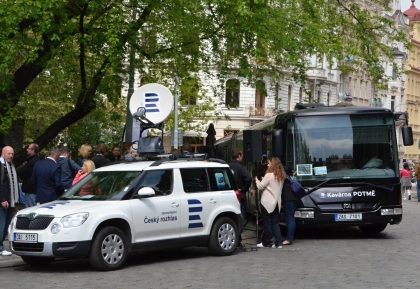 Černý autobus 'Kavárna POTMĚ' vyráží třetím rokem na cesty. 