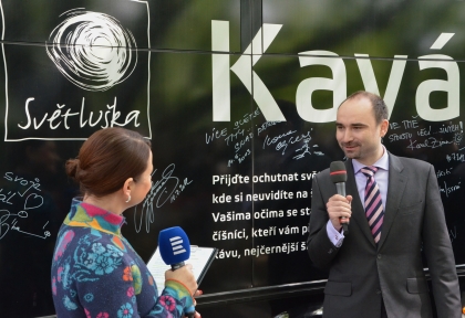 Černý autobus 'Kavárna POTMĚ' vyráží třetím rokem na cesty. 