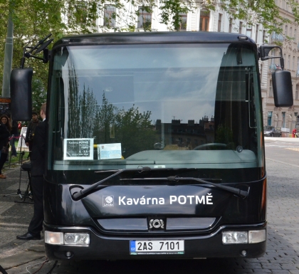 Černý autobus 'Kavárna POTMĚ' vyráží třetím rokem na cesty. 