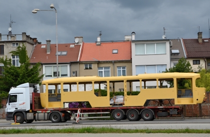 Když se vozidlo veze: Trolejbus do Sofie na nakládce na vagón v Plzni-Koterově 