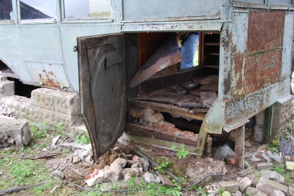 Z 'vyzvednutí' předválečné karosérie autobusu  PRAGA - chatky v osadě u Prahy