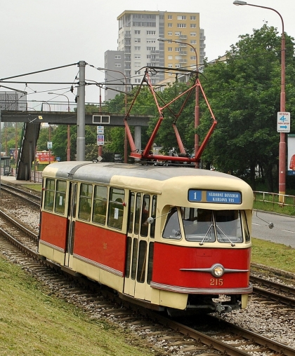 Bratislava 17.5.2014: Historické autobusy, trolejbus a tramvaje 