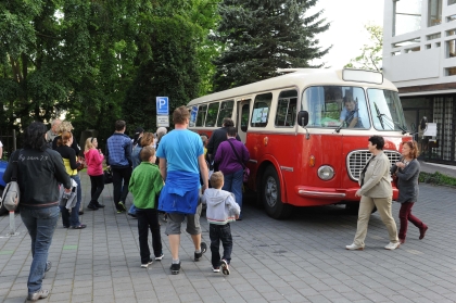 Jízdy historickými autobusy  BusLine přilákaly stovky návštěvníků Muzejní noci