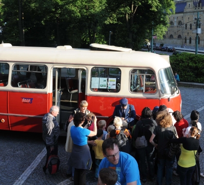 Jízdy historickými autobusy  BusLine přilákaly stovky návštěvníků Muzejní noci