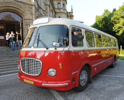 Jízdy historickými autobusy  BusLine přilákaly stovky návštěvníků Muzejní noci