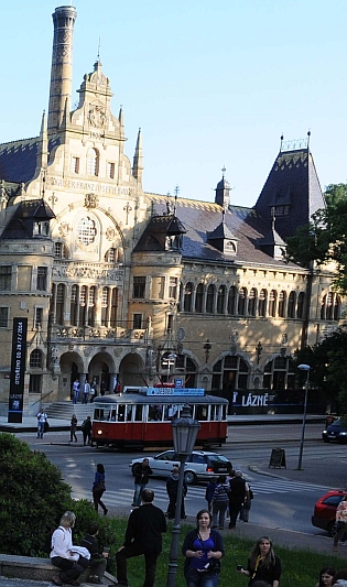 Jízdy historickými autobusy  BusLine přilákaly stovky návštěvníků Muzejní noci