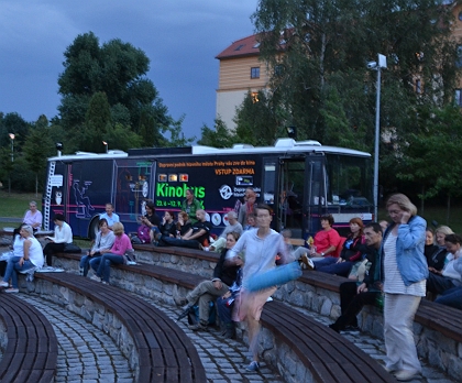 Kinobus DPP 2014: Fotoreportáž z promítání 7.7. ve Kbelích