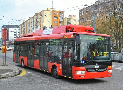 Trolejbus Škoda 30 Tr SOR s dieselagregátem zachytil v Bratislavě v provozu 