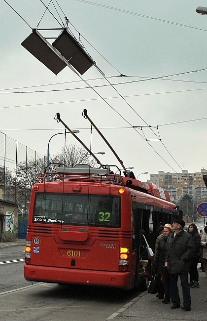 Trolejbus Škoda 30 Tr SOR s dieselagregátem zachytil v Bratislavě v provozu 