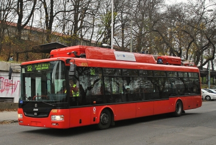 Trolejbus Škoda 30 Tr SOR s dieselagregátem zachytil v Bratislavě v provozu 