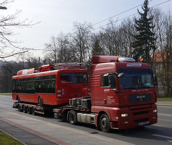 Šťastnou cestu: Pár momentek trolejbusu Škoda 30 Tr v bratislavské červeni