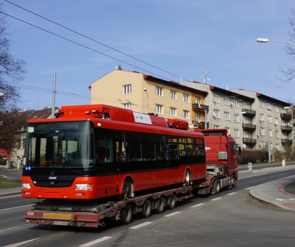 Šťastnou cestu: Pár momentek trolejbusu Škoda 30 Tr v bratislavské červeni