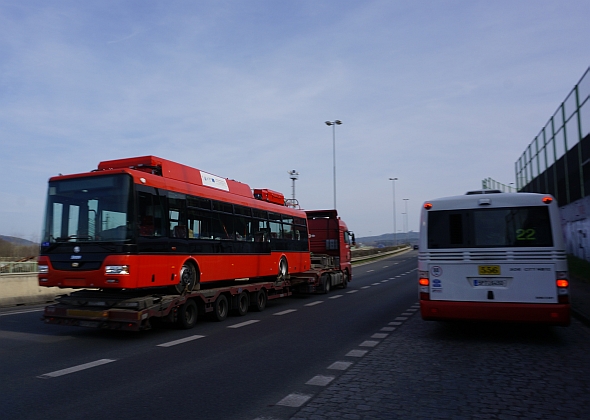 Šťastnou cestu: Pár momentek trolejbusu Škoda 30 Tr v bratislavské červeni