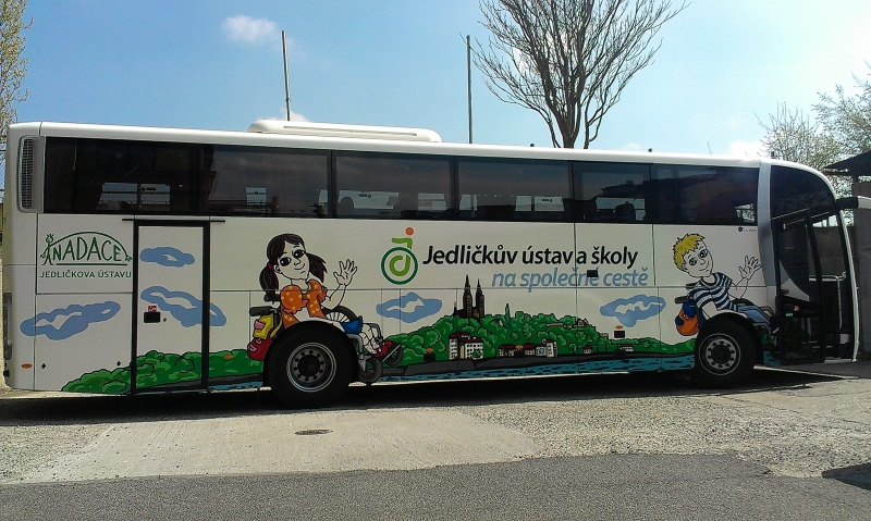 Je to Rudolf. Nový autobus pro Jedličkův ústav a školy se představil