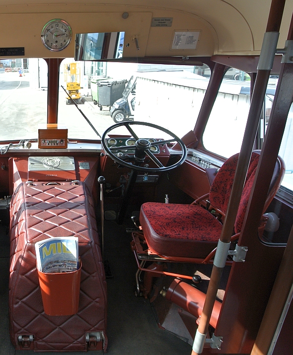 Úžasný historický autobus Scania-Vabis z roku 1951 s poštovní schránkou