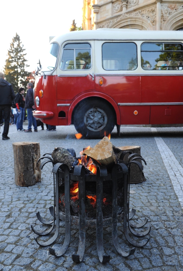 Muzejní noc pod Ještědem: Stovky cestujících v historických autobusech BusLine