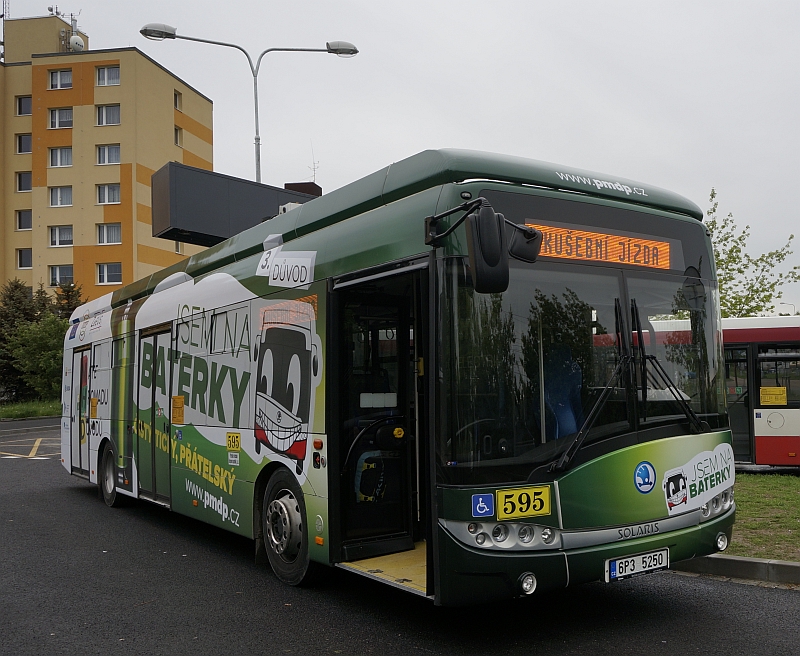 Zátiší s elektrobusem a nabíječkou. Tentokrát v zelené.