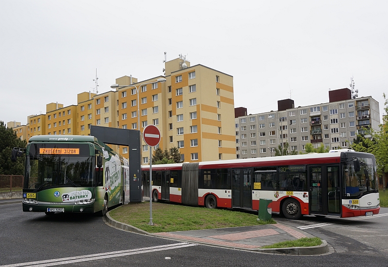 Zátiší s elektrobusem a nabíječkou. Tentokrát v zelené.