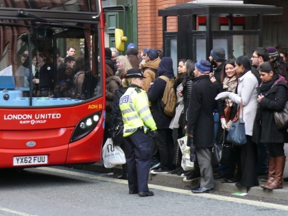 BUSmonitor: Kolaps dopravy a stametrové fronty na autobusy.  V Londýně