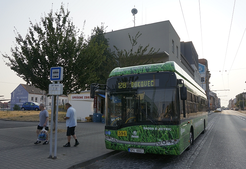 Letní pelmel z Plzně: Hybrid Škoda na pravidelné lince, trolejbus PMDP ev.č.484