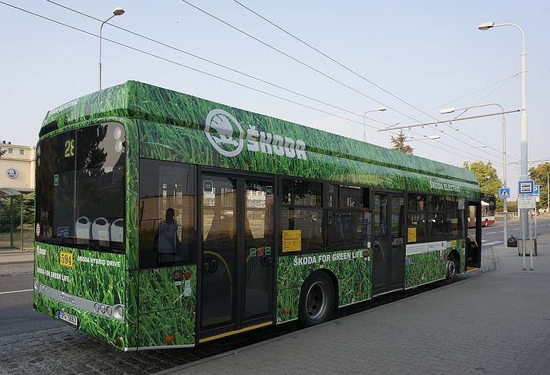 Letní pelmel z Plzně: Hybrid Škoda na pravidelné lince, trolejbus PMDP ev.č.484