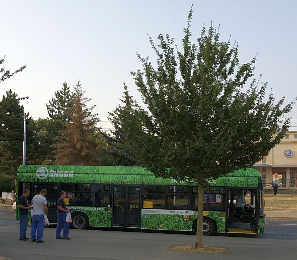 Letní pelmel z Plzně: Hybrid Škoda na pravidelné lince, trolejbus PMDP ev.č.484