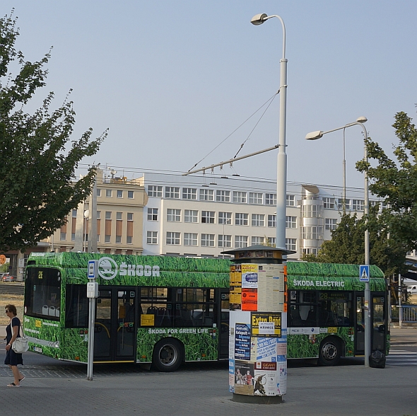 Letní pelmel z Plzně: Hybrid Škoda na pravidelné lince, trolejbus PMDP ev.č.484