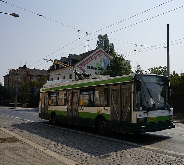 Letní pelmel z Plzně: Hybrid Škoda na pravidelné lince, trolejbus PMDP ev.č.484