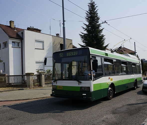 Letní pelmel z Plzně: Hybrid Škoda na pravidelné lince, trolejbus PMDP ev.č.484