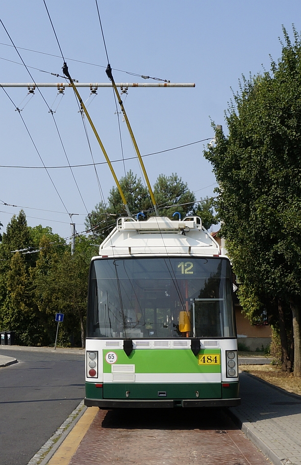 Letní pelmel z Plzně: Hybrid Škoda na pravidelné lince, trolejbus PMDP ev.č.484