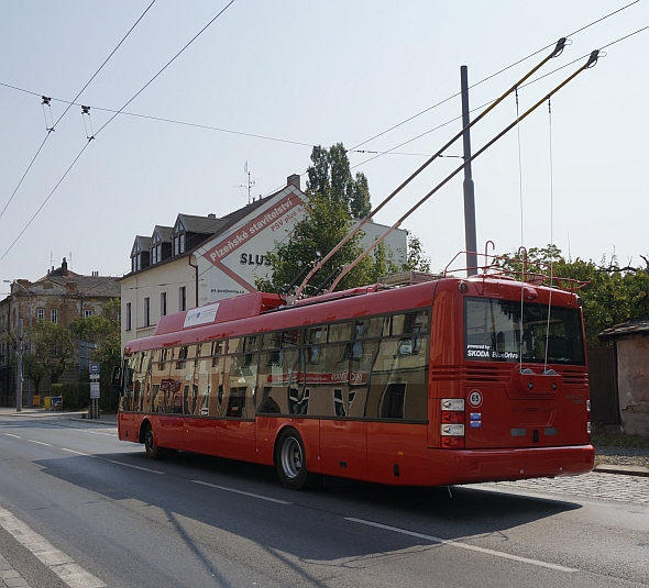 Letní pelmel z Plzně: Hybrid Škoda na pravidelné lince, trolejbus PMDP ev.č.484