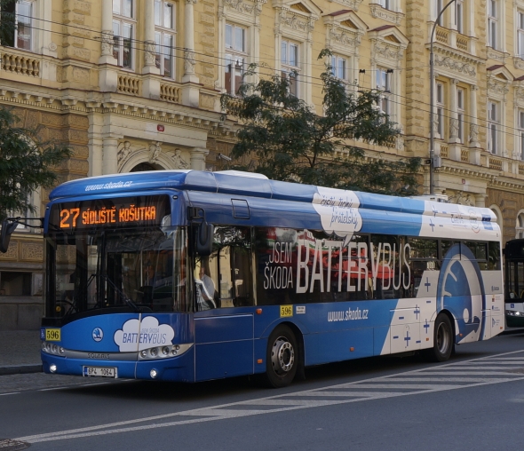 Obrazem: Elektrobusem Škoda z konečné na konečnou na lince 27