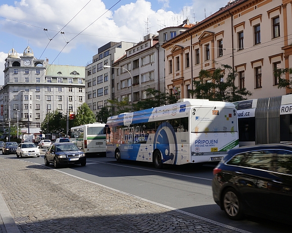 Obrazem: Elektrobusem Škoda z konečné na konečnou na lince 27