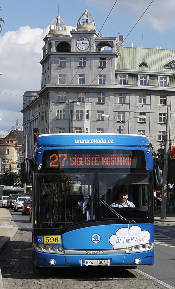 Obrazem: Elektrobusem Škoda z konečné na konečnou na lince 27