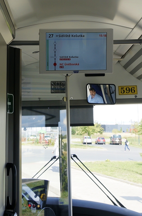 Obrazem: Elektrobusem Škoda z konečné na konečnou na lince 27