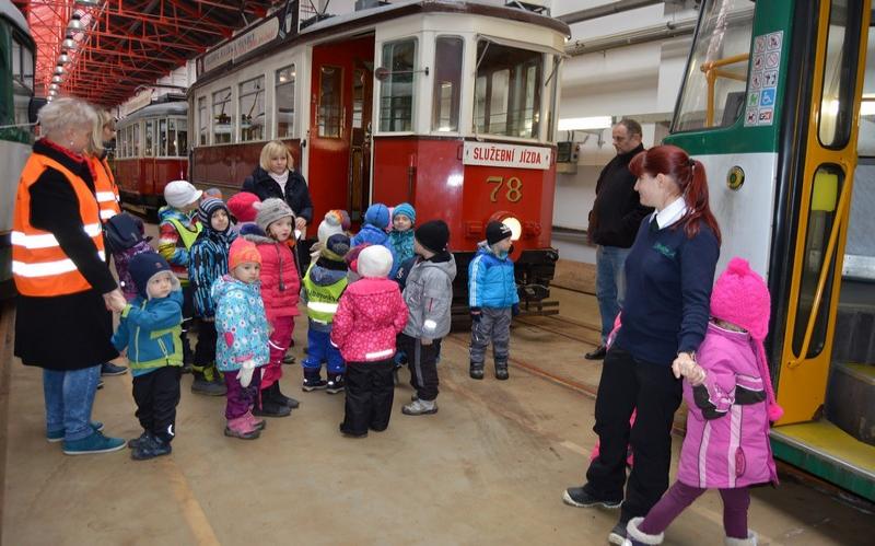 Dopravní podnik a BusLine zábavnou formou prezentují veřejnou dopravu dětem