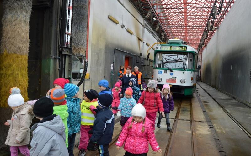 Dopravní podnik a BusLine zábavnou formou prezentují veřejnou dopravu dětem