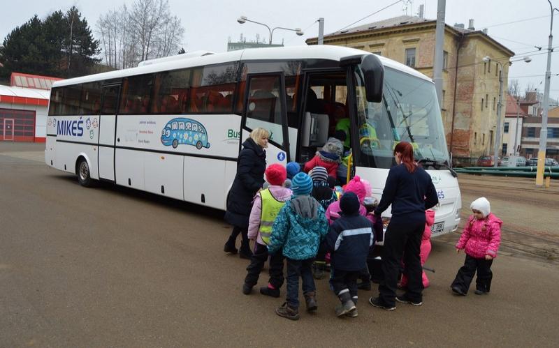 Dopravní podnik a BusLine zábavnou formou prezentují veřejnou dopravu dětem