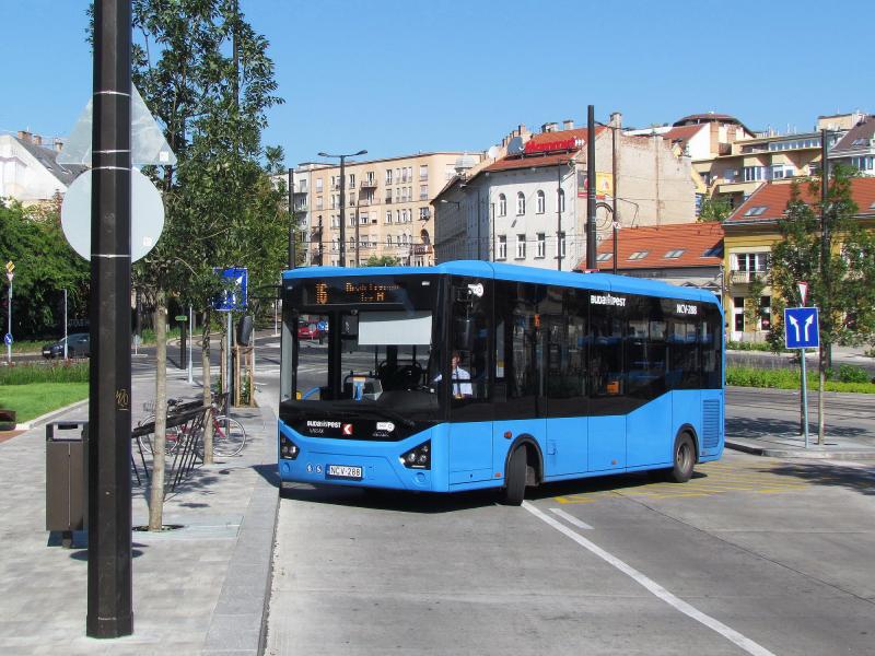 Střídání straží na hradních minibusových linkách v Budapešti