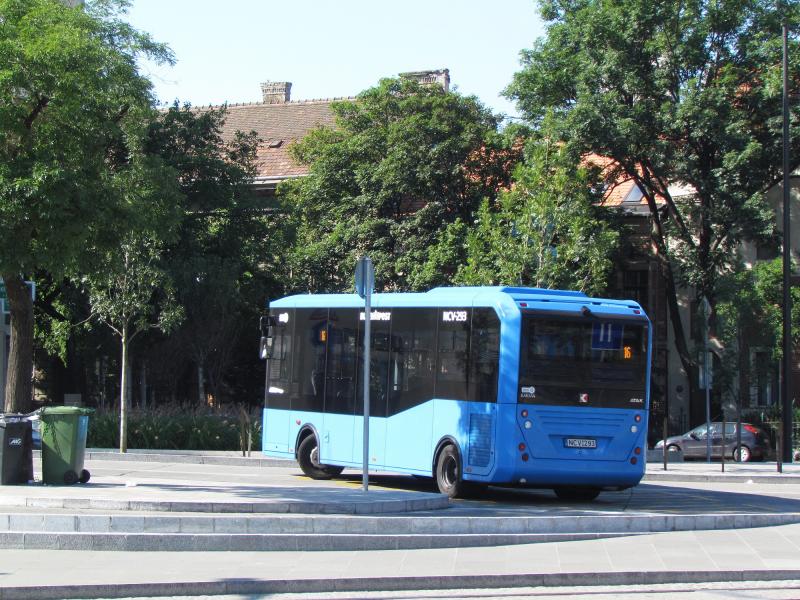 Střídání straží na hradních minibusových linkách v Budapešti