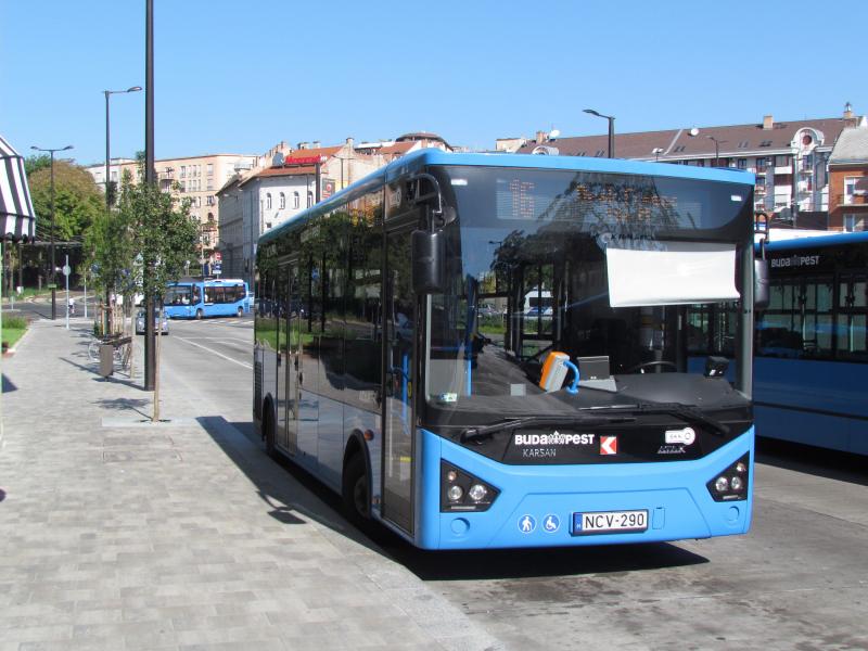 Střídání straží na hradních minibusových linkách v Budapešti