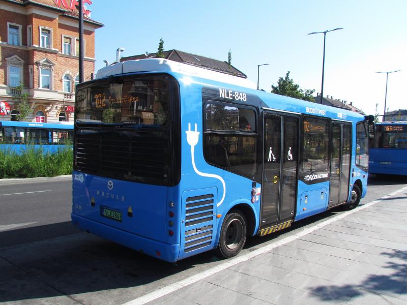 Střídání straží na hradních minibusových linkách v Budapešti