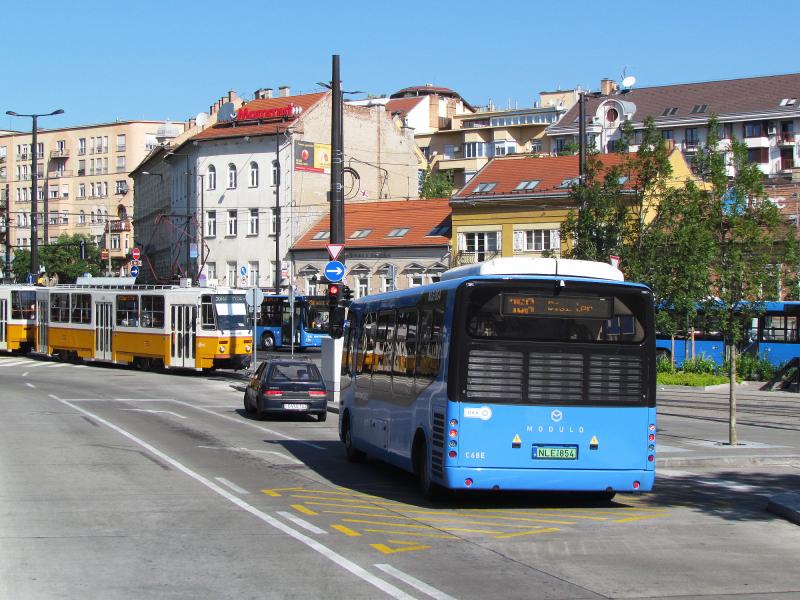 Střídání straží na hradních minibusových linkách v Budapešti